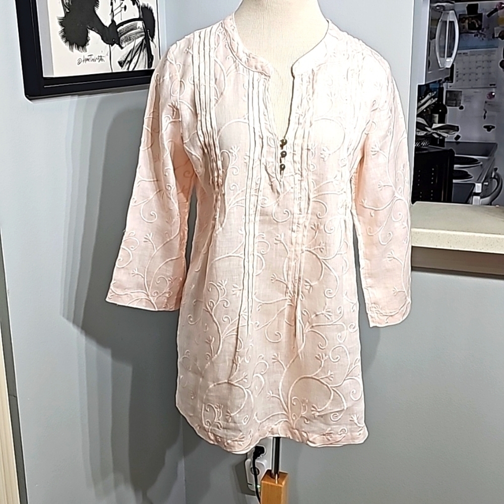 St. Tropez women's light pink top. Embrodery.V neck with three buttons.‎